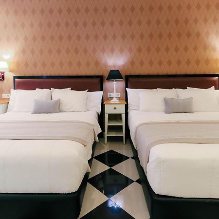 Home Guesthouse Surabaya Eksteriør bilde