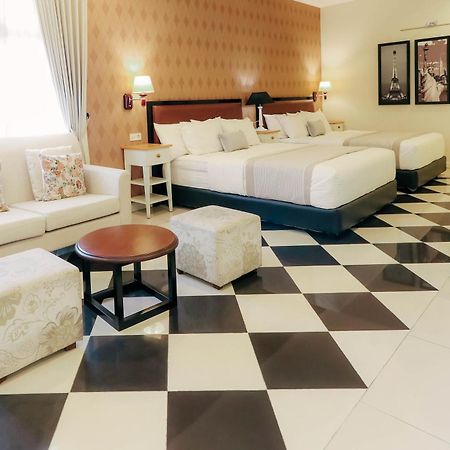 Home Guesthouse Surabaya Eksteriør bilde