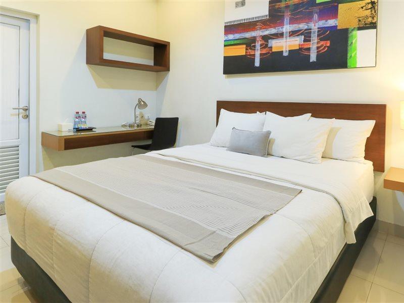 Home Guesthouse Surabaya Eksteriør bilde
