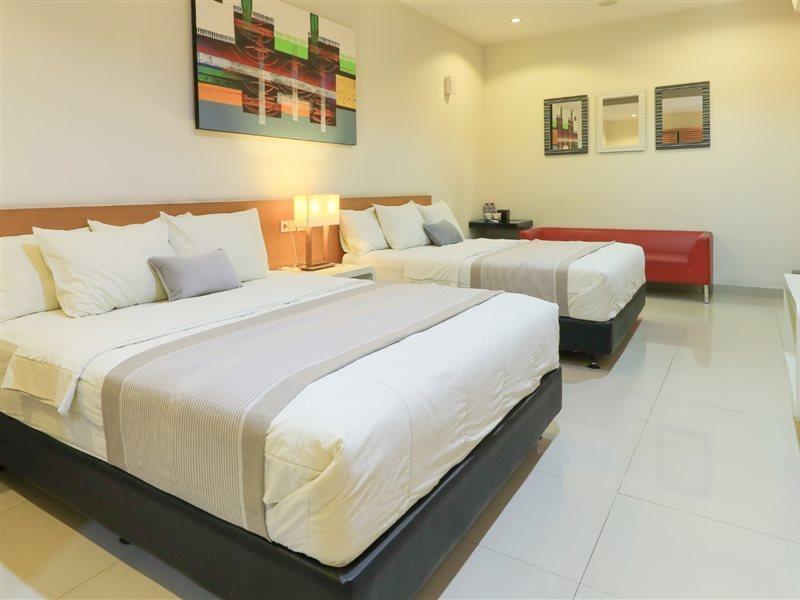 Home Guesthouse Surabaya Eksteriør bilde
