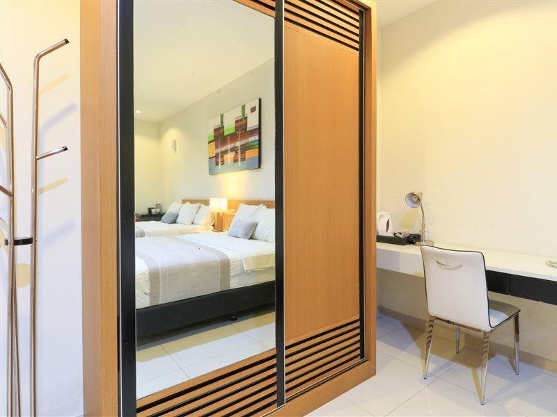 Home Guesthouse Surabaya Eksteriør bilde