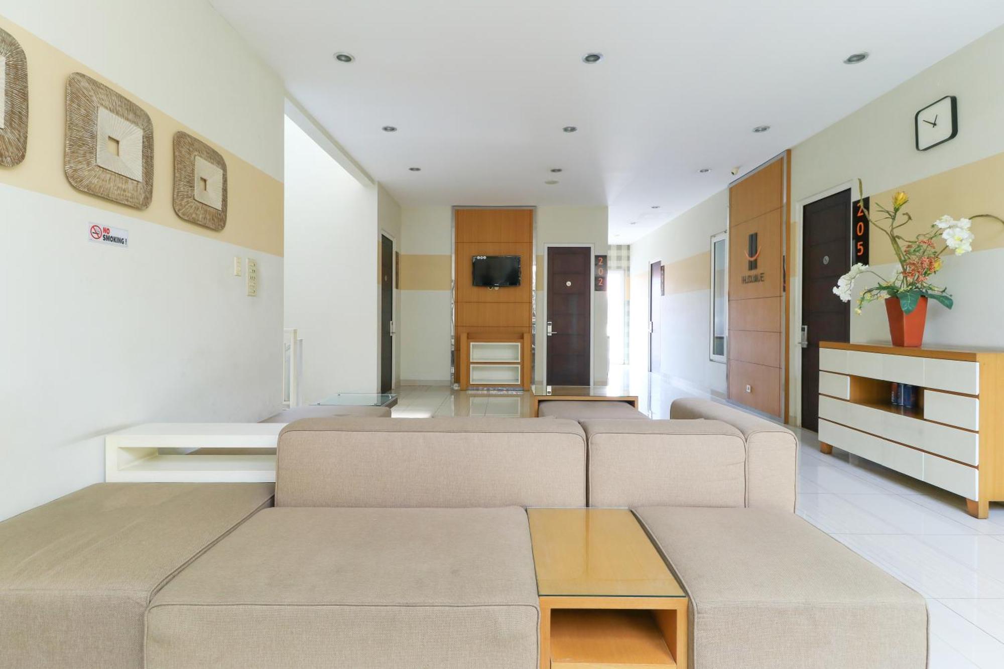 Home Guesthouse Surabaya Eksteriør bilde