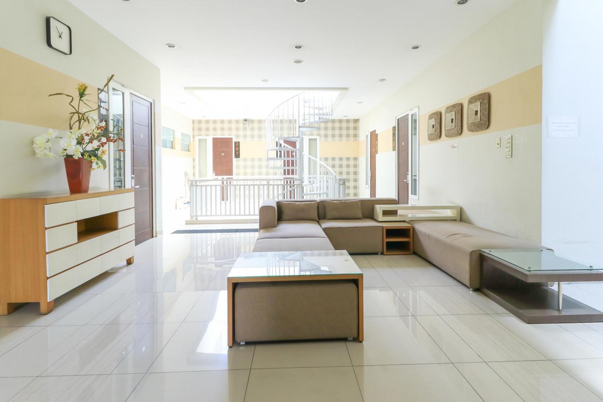 Home Guesthouse Surabaya Eksteriør bilde