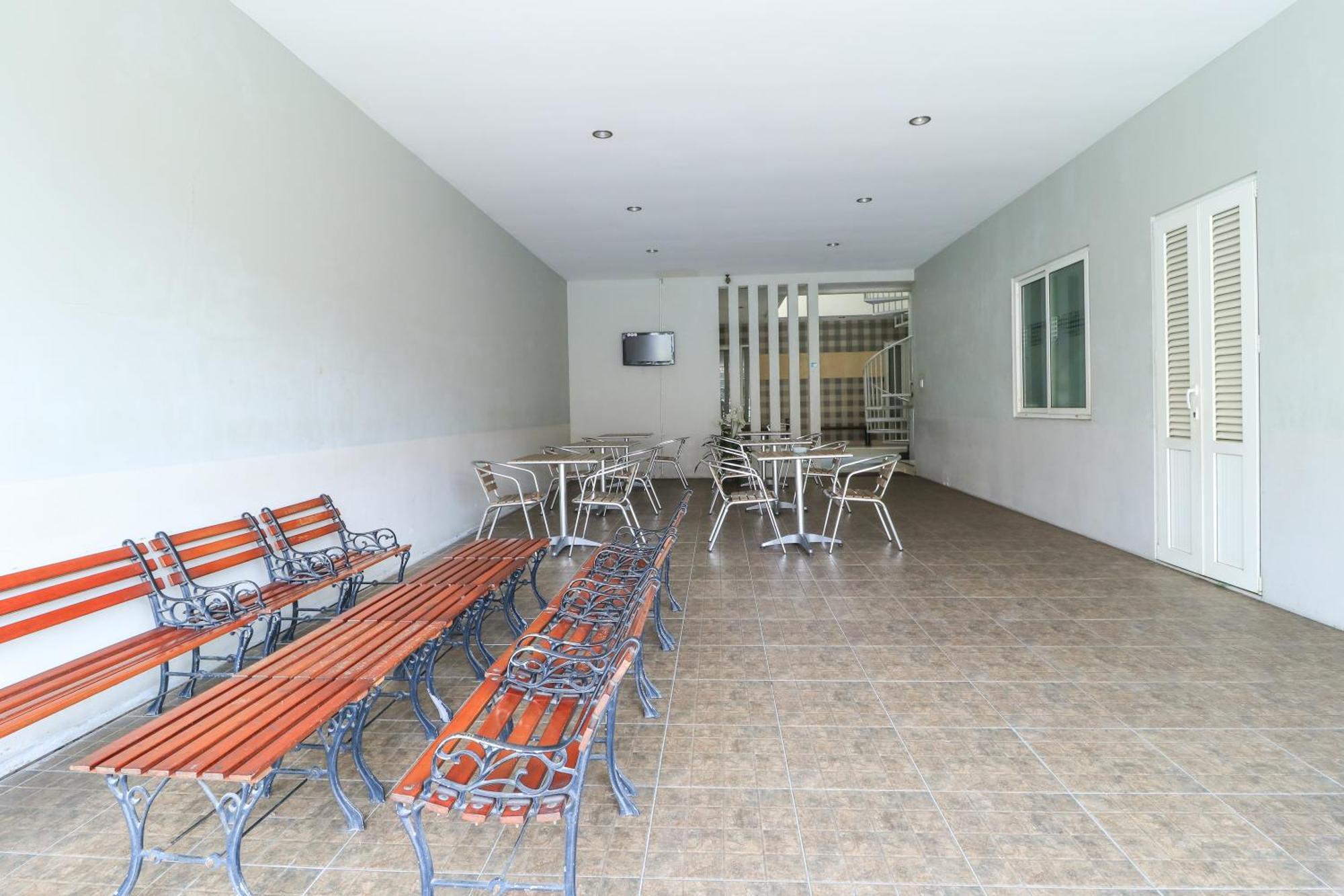 Home Guesthouse Surabaya Eksteriør bilde