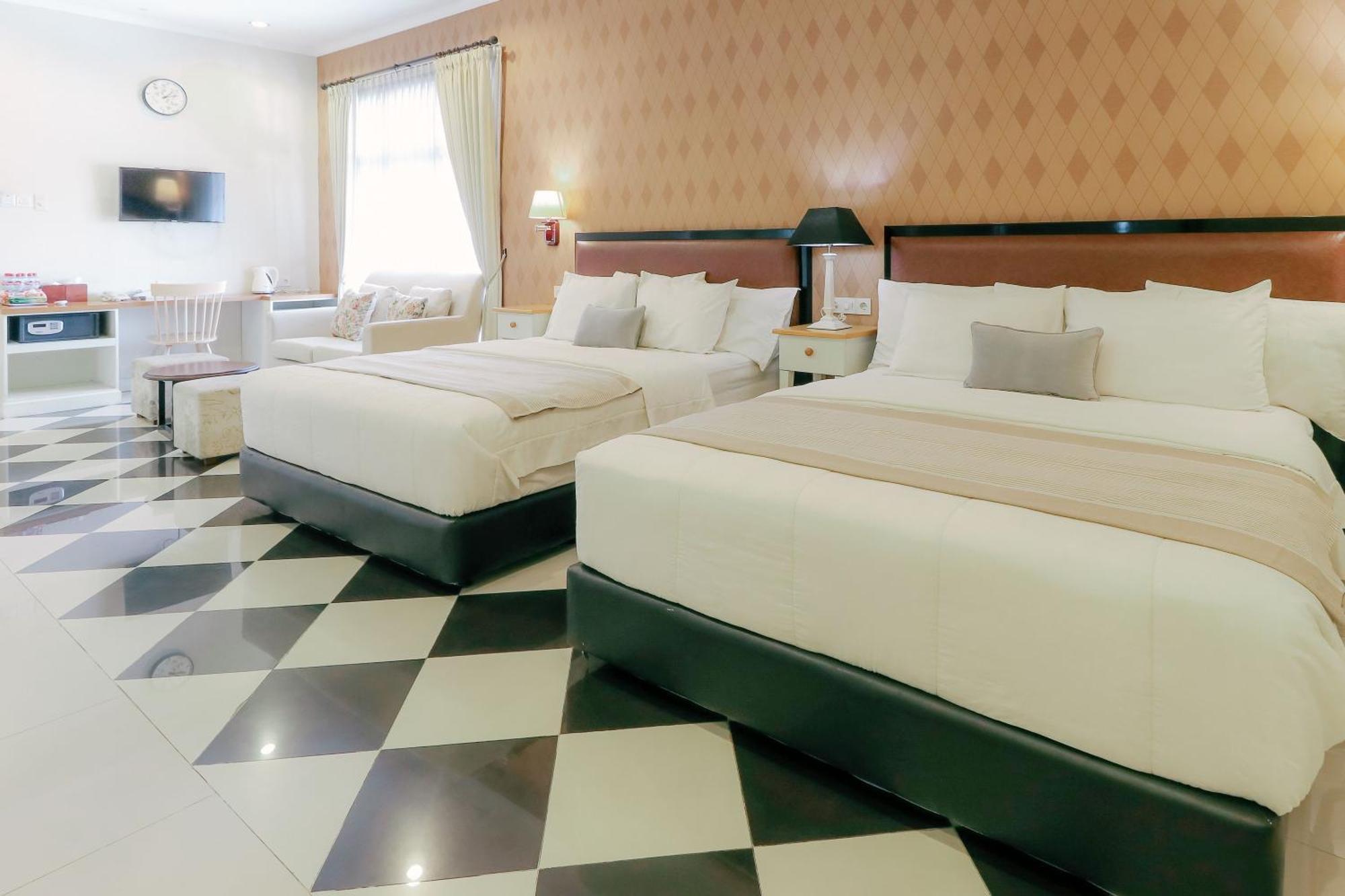 Home Guesthouse Surabaya Eksteriør bilde