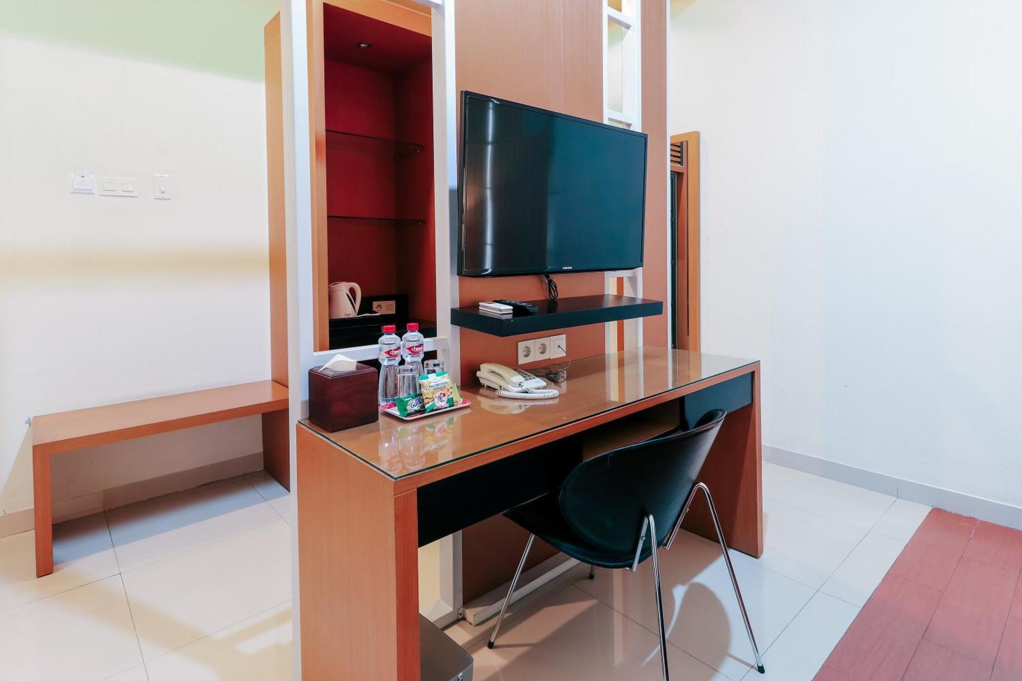 Home Guesthouse Surabaya Eksteriør bilde