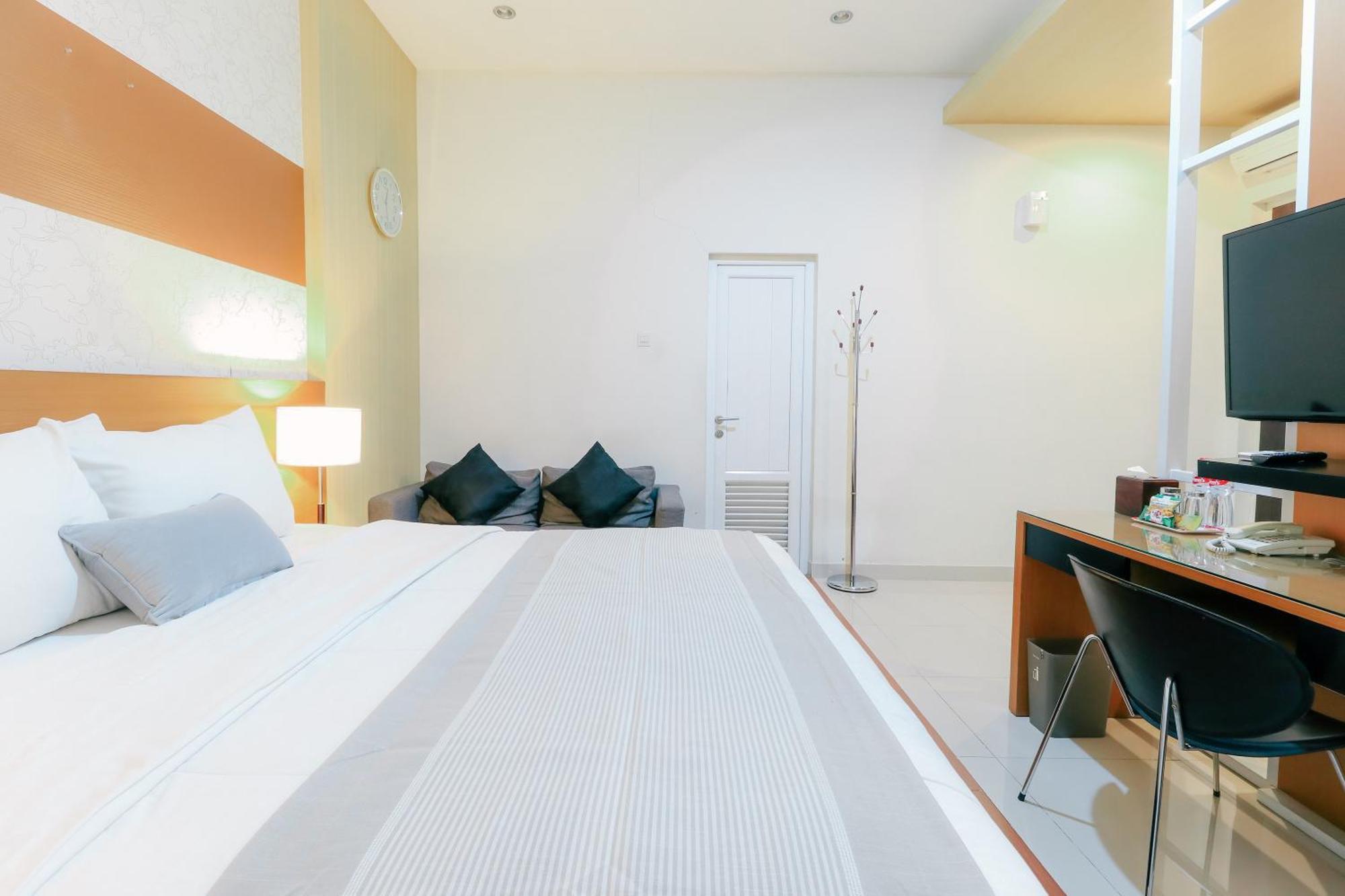 Home Guesthouse Surabaya Eksteriør bilde