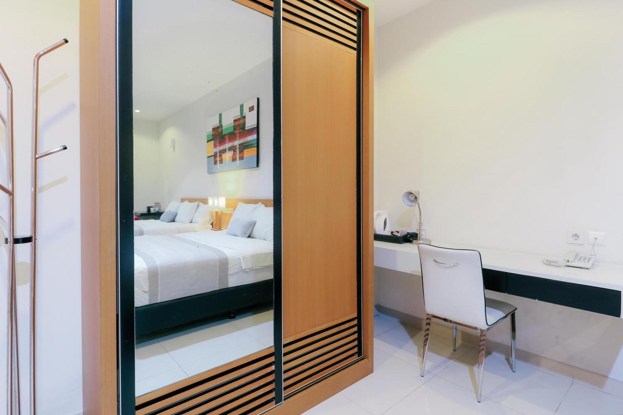 Home Guesthouse Surabaya Eksteriør bilde